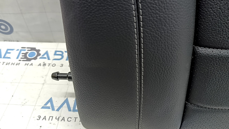 Деталь седла черного цвета с перфорацией для Mercedes GLC, качественная отделка.