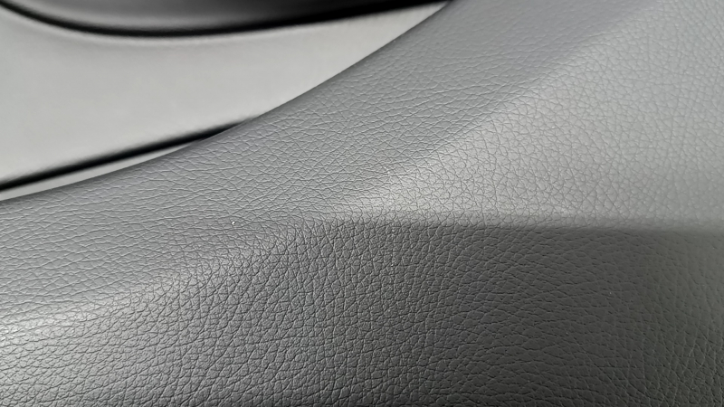 Обшивка двери карточка передняя правая Mercedes GLC 16-20 кожа черная, вставка под черное дерево глянец, подлокотник кожа черная, Burmester, с подсветкой, с ручкой, царапины, надрывы, примятости