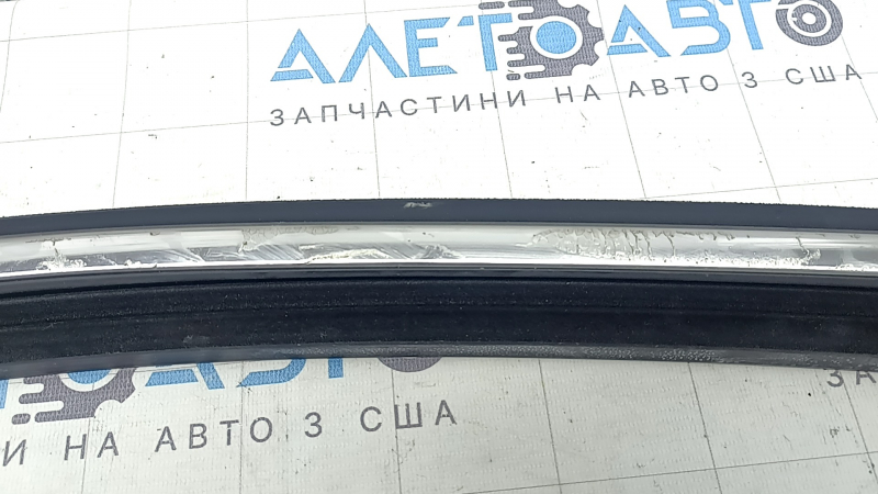 Молдинг двери верхний передней правой VW Tiguan 18-24 с уплотнителем стекла, хром, в клее, кривой