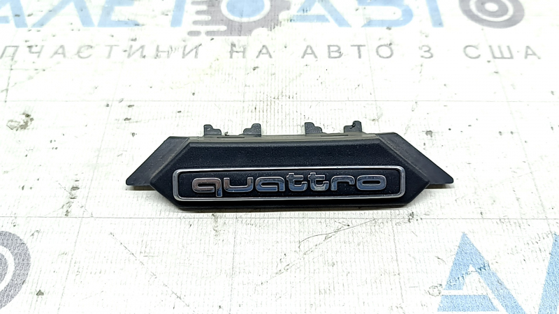 Эмблема надпись "quattro" на решетке радиатора Audi A4 B9 20-25