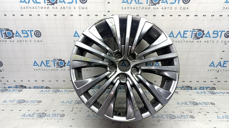 Крупный план диска колесного R19 от Toyota Venza 2021-2024, видно состояние и легкие повреждения.