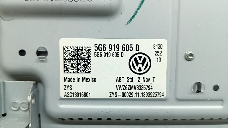Маркировка с оригинальным номером Volkswagen на устройстве.