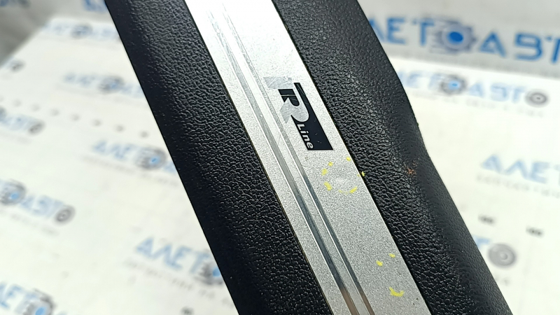 Накладка порога передня права VW Tiguan 18-24 чорна з хром вставкою, R-Line, подряпини, вм'ятини
