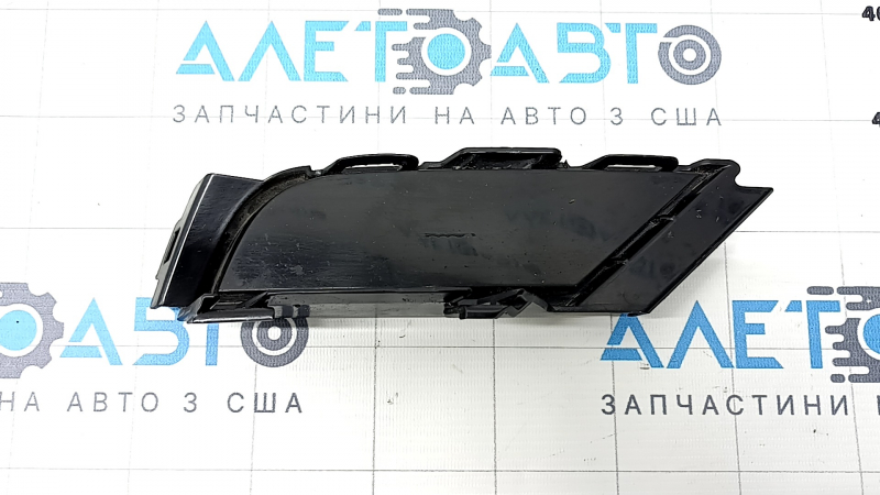 Заглушка нижней решетки переднего бампера правая для Volkswagen Tiguan 2018–2024, видно состояние и небольшие признаки использования.