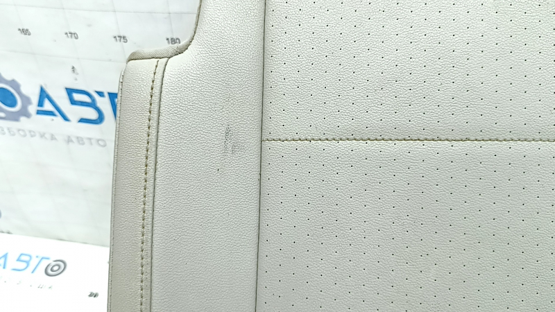 Близкий план кожаной обивки с перфорацией на сиденье для Volkswagen Tiguan.