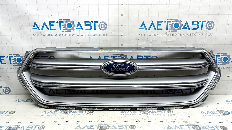 Решетка радиатора для Ford Escape 2013-2019, общая видимость, небольшие дефекты.