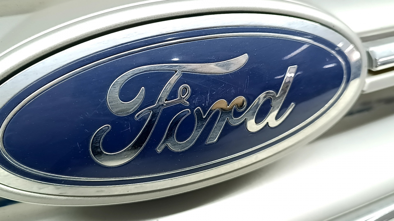Эмблема Ford с царапинами, деталь для Ford Escape, крупный план.