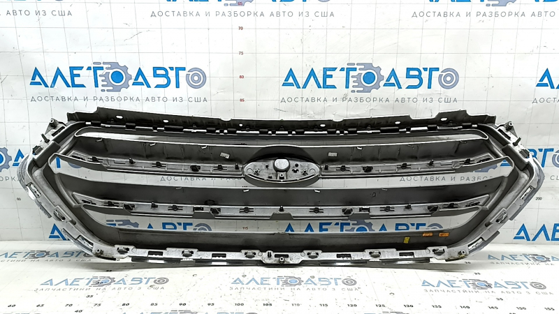 Вид сзади решетки радиатора Ford Escape MK3 2017-2019, степень износа заметна.