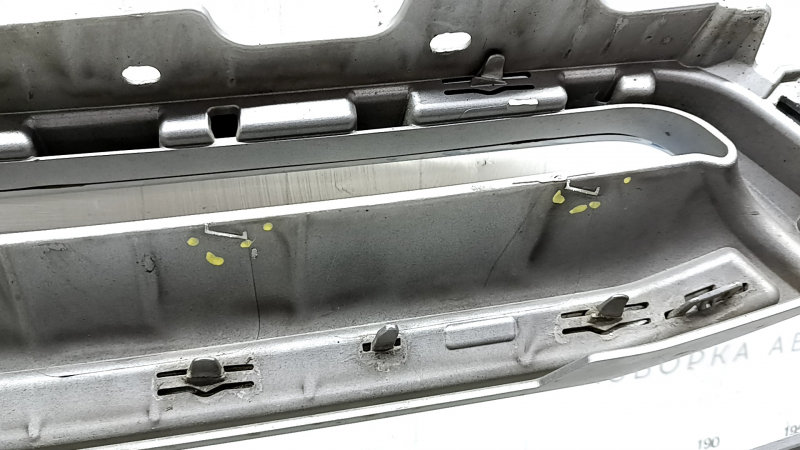Решетка радиатора grill Ford Escape MK3 17-19 рест, серая, с хромом, с эмблемой, песок, царапины на эмблеме, напыление краски, сломаны направляющие
