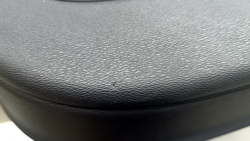 Обшивка дверей картка передня права Volvo XC90 16-22 шкіра чорна, вставка під дерево, підлокітник шкіра чорна, з підсвічуванням, з кнопкою центрального замку, вм'ятина, тичка, подряпини