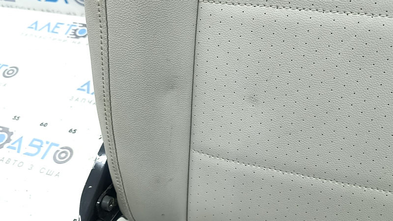 Кожа спинки сиденья VW Tiguan, видимые загрязнения и следы использования.