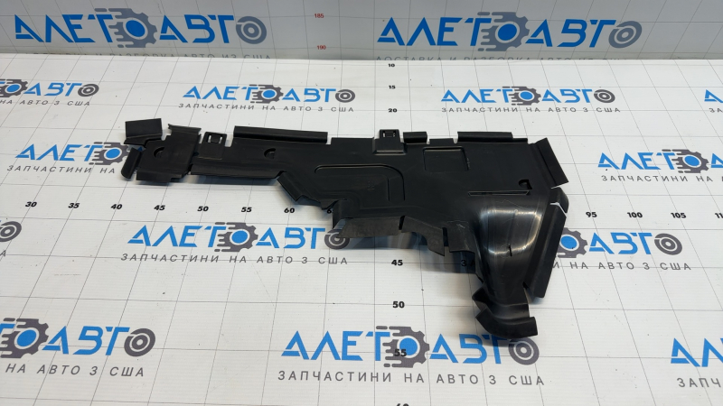 Дефлектор радиатора правый Audi Q7 16-19 3.0T большой