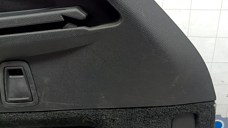 Обшивка арки правая Volvo XC90 16-25 под 3 ряд, с подстаканником, черная, с крюком, царапины