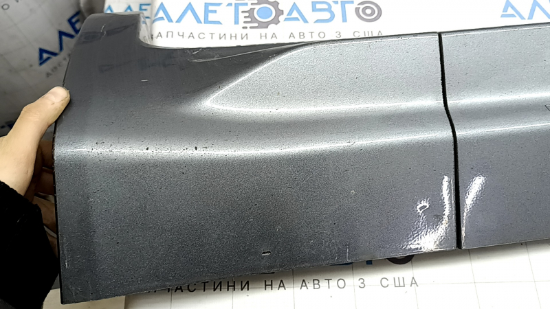 Порог правый Volvo XC90 16-26 с уплотнителем, графит, царапины, помят, надрыв