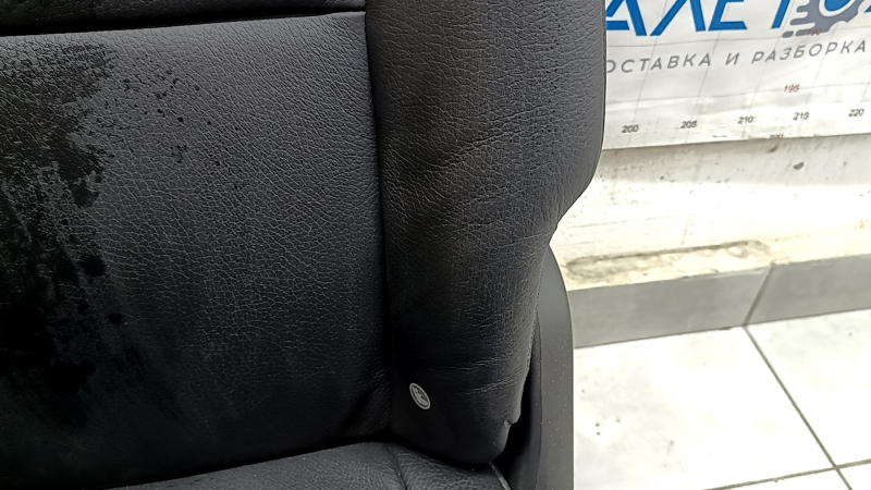 Заднее сидение правое Volvo XC90 16-25 кожа черная под 3 ряда, под чистку, примято, царапина, царапины на пластике