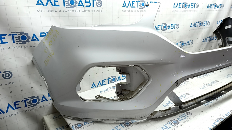 Общий вид бампера Ford Escape 17-19, с повреждениями и незаводскими отверстиями.