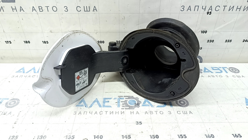 Лючок бензобака с корпусом Ford Escape MK3 13-19 сломаны крепления