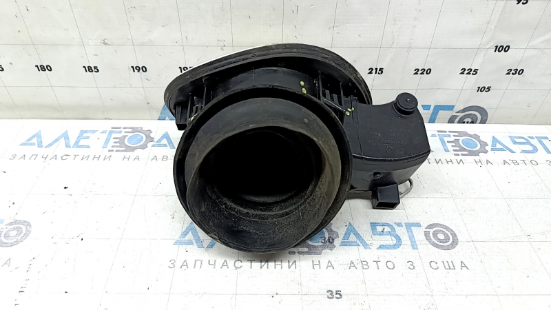 Лючок бензобака с корпусом Ford Escape MK3 13-19 сломаны крепления