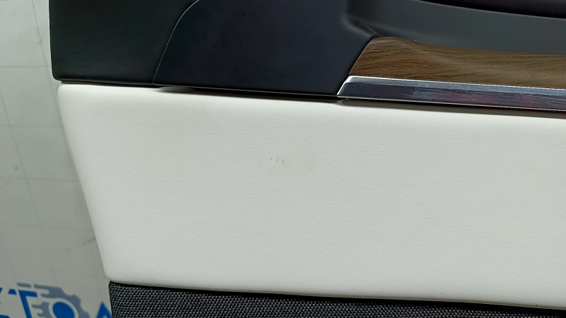 Царапины на белой вставке двери передней правой Tesla Model X, заметные дефекты.