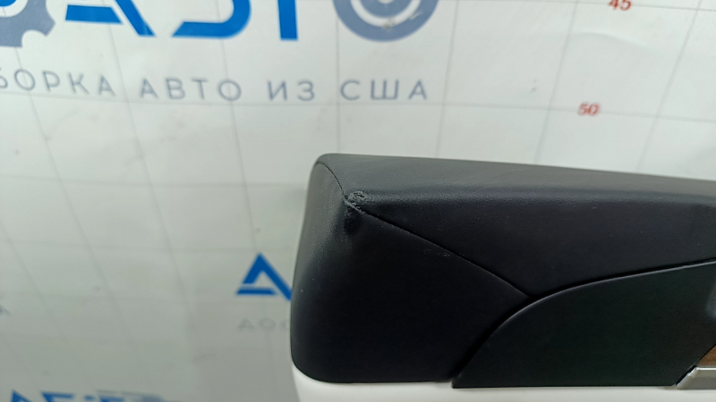 Дефект на углу обшивки двери передней правой Tesla, требует внимания.
