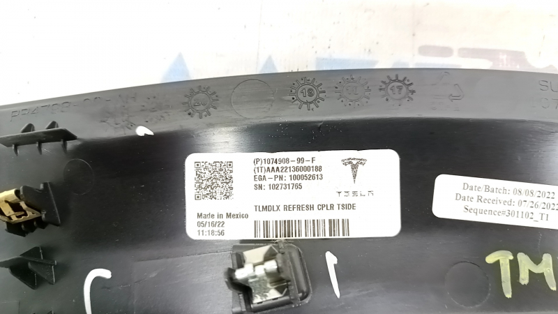 Крупный план оригинального номера на накладке для Tesla Model X 2022-2026, детали и маркировки.