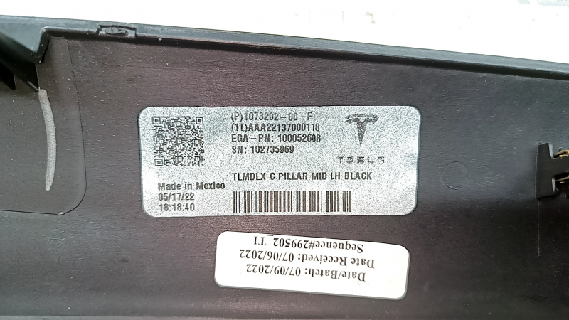 Накладка задней стойки средняя левая Tesla Model X 22-26 царапины, сломано крепление