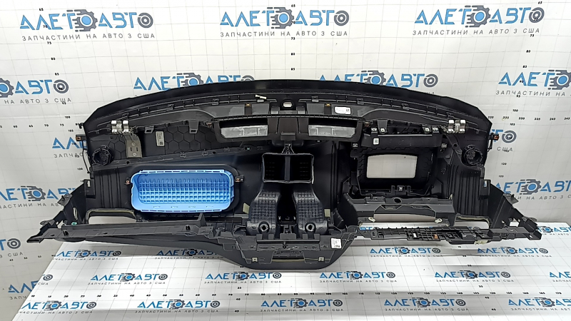 Вид на внутреннюю часть передней панели Ford Escape MK4 2020-2026 с местом для динамика.