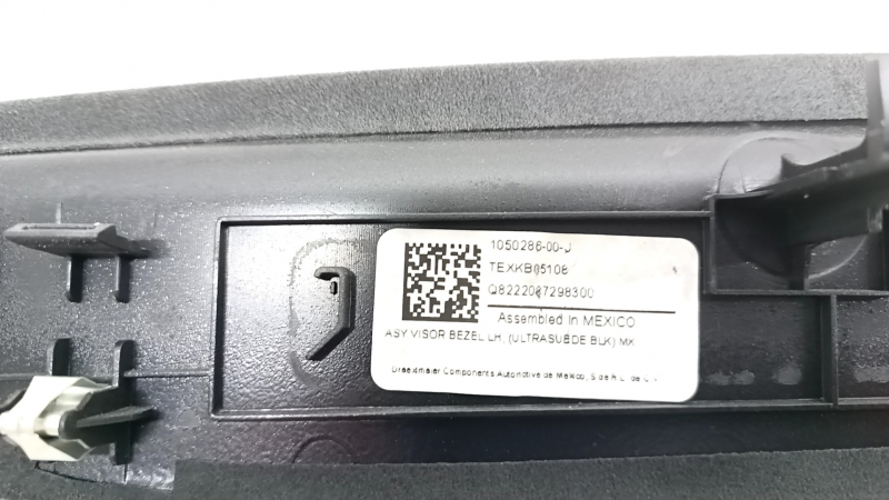 Детали с маркировкой и QR-кодом на накладке передней стойки Tesla