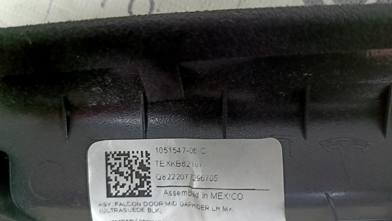 Накладка сгиба двери задней левой нижняя Tesla Model X 22-26 черная алькантара, потертости, царапины
