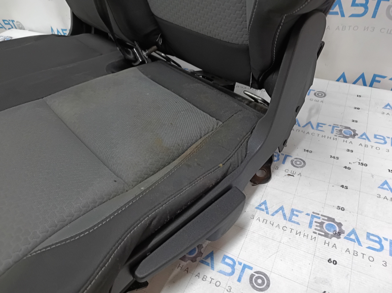 Повреждённая часть сидения, заметны следы эксплуатации на ткани Ford Escape 2013-2019