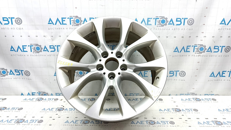 Крупный план колеса BMW X5 F15, вид спереди, с небольшими потертостями.