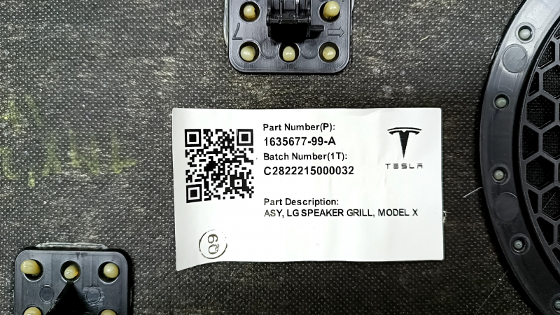 Обшивка двери багажника центральная Tesla Model X 22-26 черная