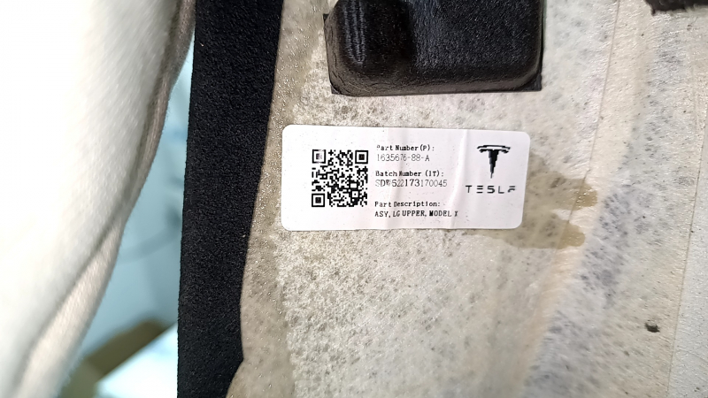 Накладка двери багажника внутренняя Tesla Model X 22-26 черная алькантара, потертости, царапины