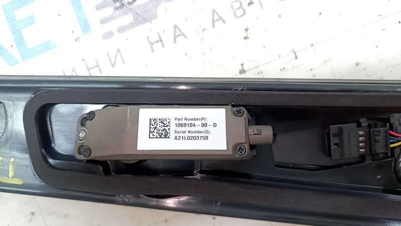 Подробный вид механизма блокировки на накладке двери передней правой Tesla Model X.
