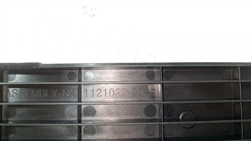 Накладка салазки сидений 2-го ряда Tesla Model X 22-26 алькантара, структура, царапины, потертости, отклеилась ткань