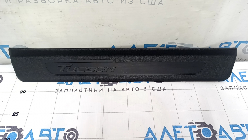 Накладка порога зовнішня передня права Hyundai Tucson 16-21 чорна, подряпини