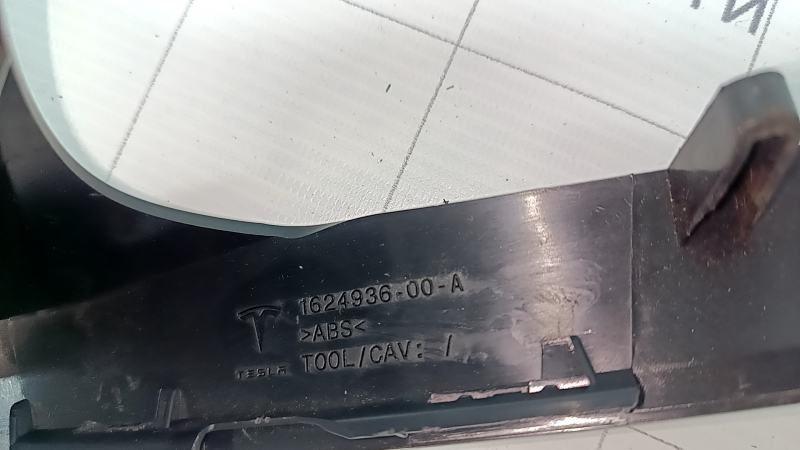 Накладка кронштейна водительского сидения правая Tesla Model X 22-26 2 части, царапины, сломаны крепление