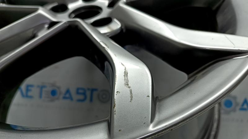 Крупный план царапины на диске колесном R18 для Ford Fusion.