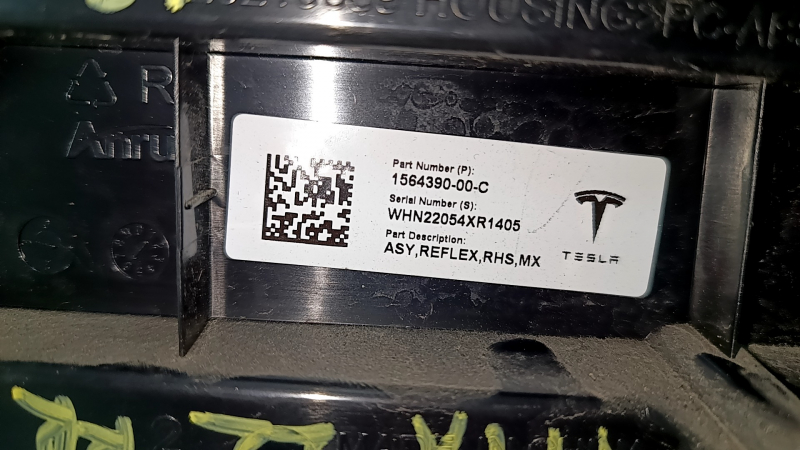 Отражатель задний правый Tesla Model X 22-26 царапины