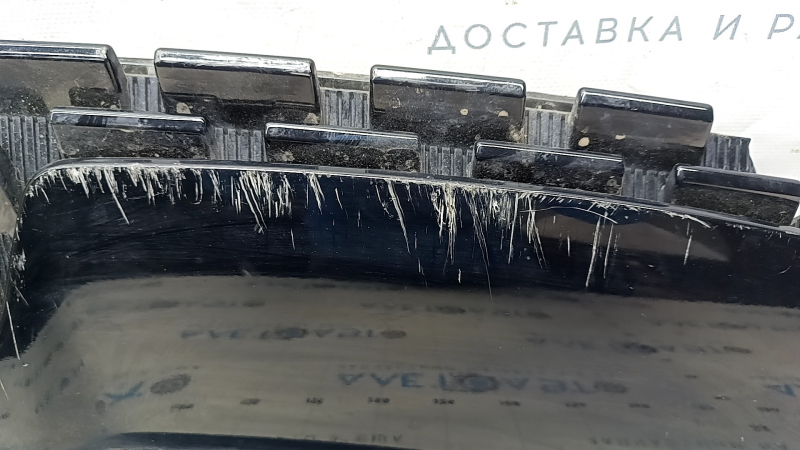 Изношенная накладка заднего бампера Kia EV6, вид сбоку с показанными дефектами.