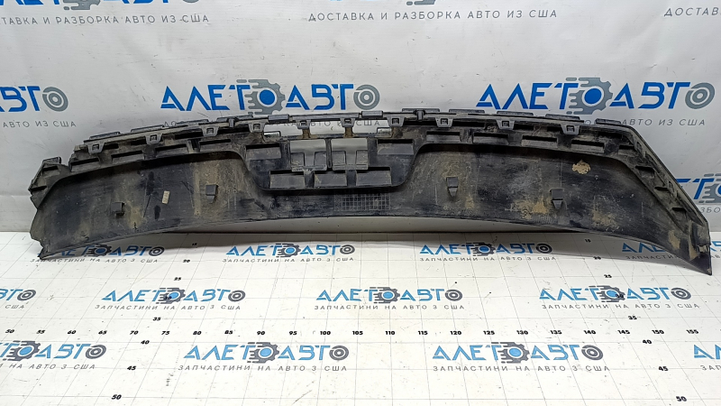 Накладка нижней губы заднего бампера на Kia EV6, оригинальная, с признаками использования.