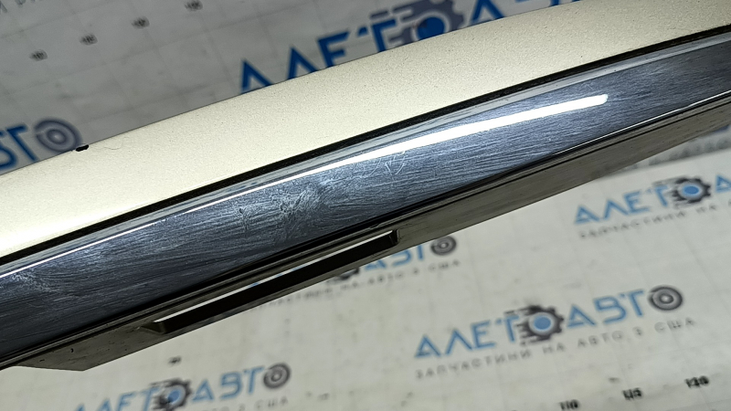 Молдинг двери багажника Lexus RX300 RX330 RX350 RX400h 07-07 с хром накладкой, царапины, полез хром