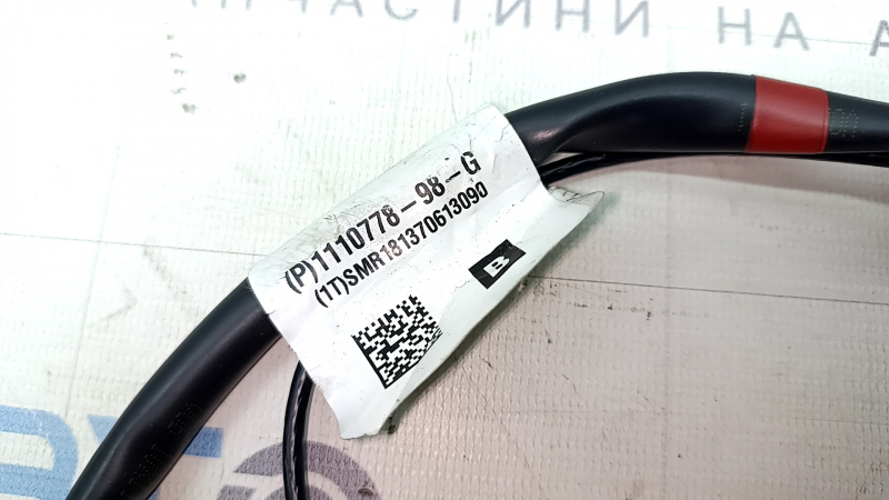 Подробный вид разъема подключения бокового зеркала для Tesla Model 3.