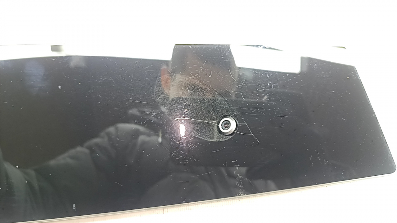 Царапина на накладке центральной стойки, вид спереди на Tesla Model 3 2018–2023