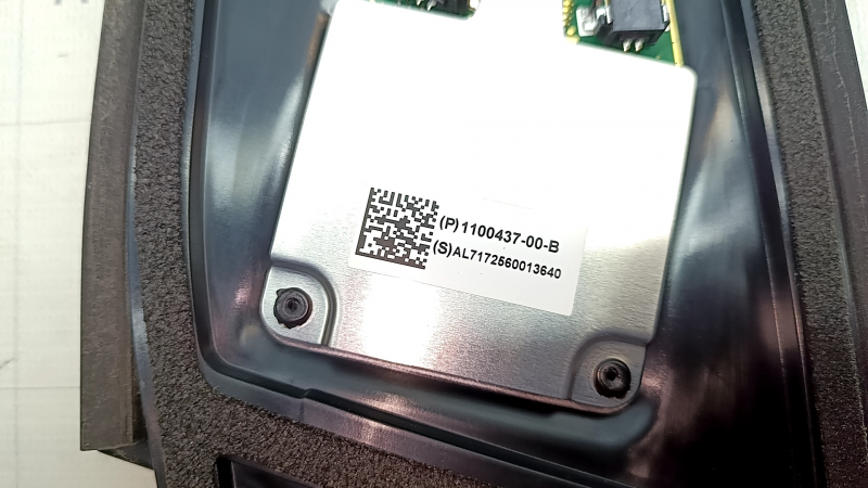Штамп на накладке центральной стойки Tesla Model 3, оригинальный номер с QR-кодом
