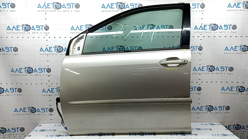 Дверь передняя левая Lexus RX 2004-2009 с тычками и отклеенной накладкой.