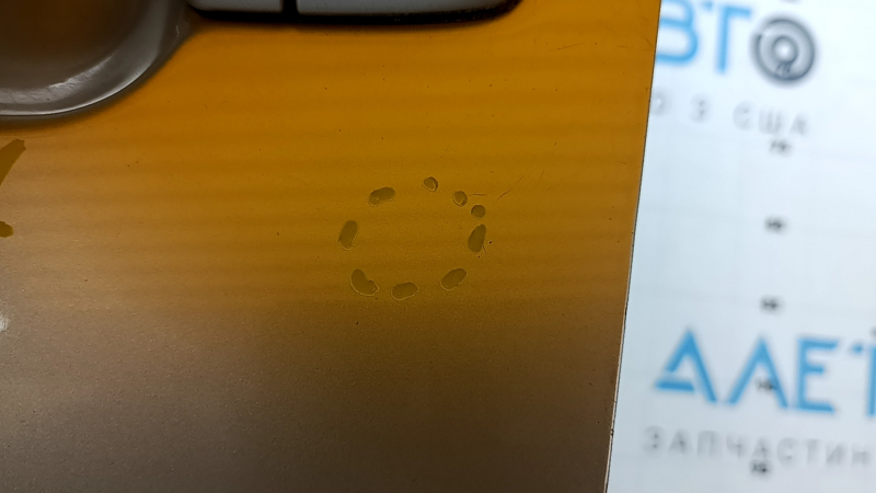 Потертость на дверной панели передней левой Lexus RX с золотистым цветом.