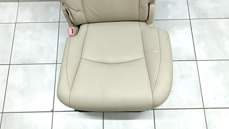 Крупный план сиденья Lexus RX 2004-2009, вид на подушку и обивку.