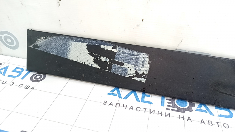 Дверная накладка для Tesla Model X, присутствуют повреждения и следы использования.