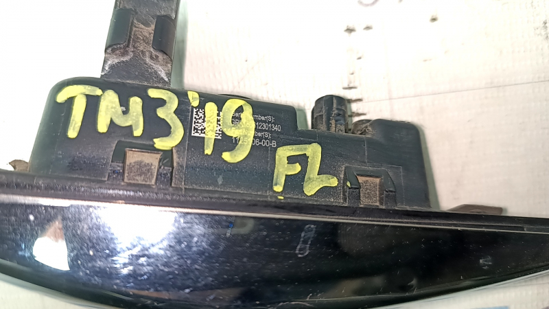 Поворотник в крыло передний левый Tesla Model 3 18-23 с камерой, хром, царапины